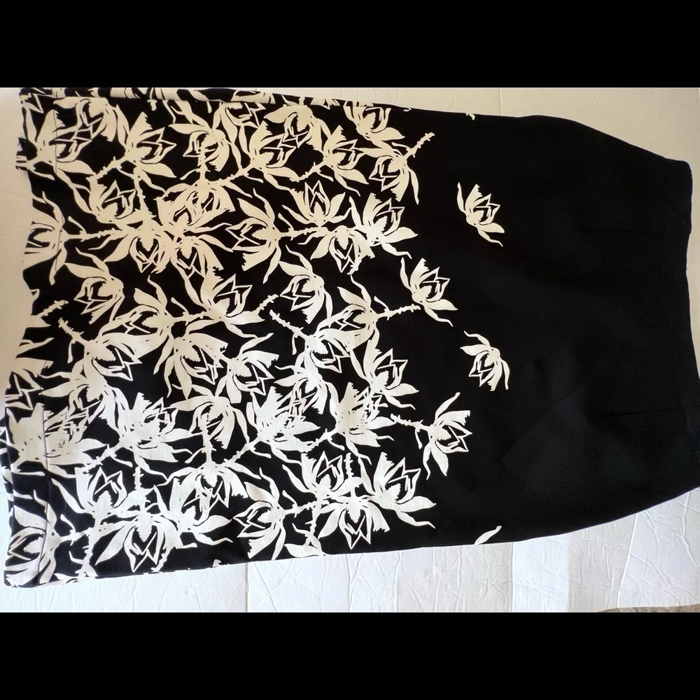 Black and White Floral Skirt M - Picture 6 of 6